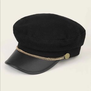 Chain decor baker boy cap in black